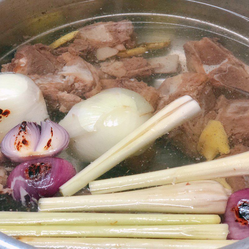 Step 3 Cooking the broth for satay noodle with beef balls