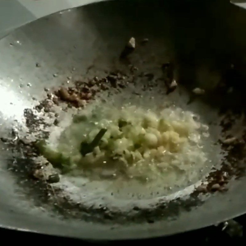 Step 2 Sauté the snails and straw mushrooms for Snail Porridge