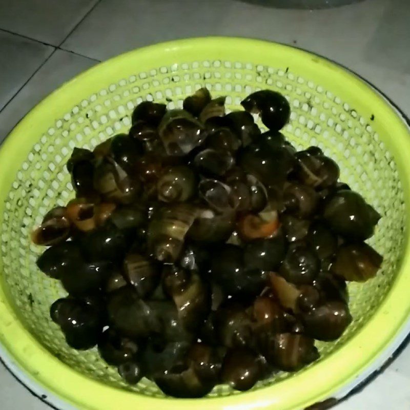 Step 1 Prepare the ingredients for Apple Snail Porridge