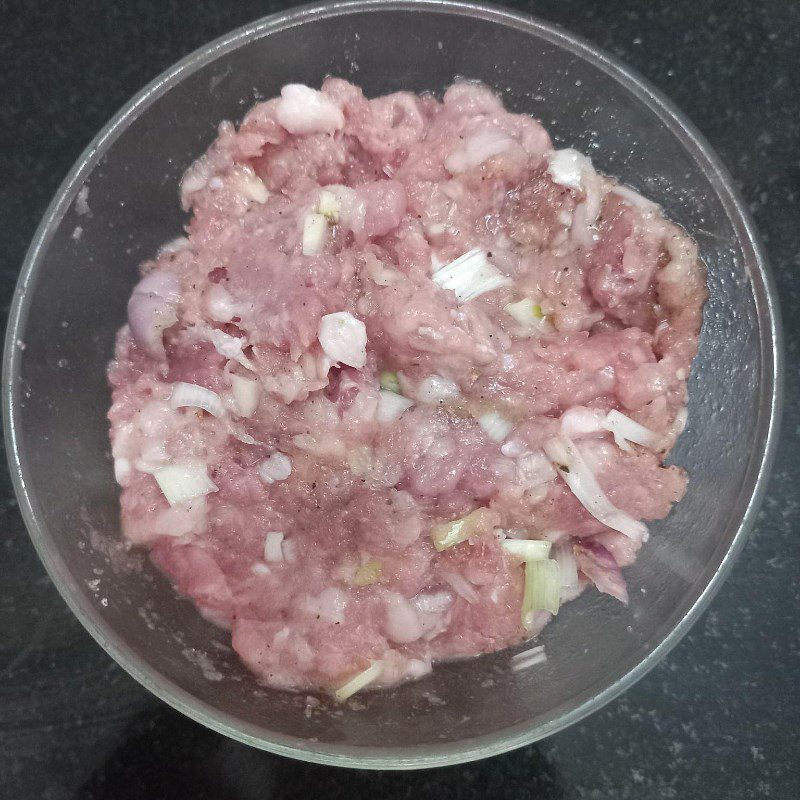 Step 3 Marinate the minced meat Green mustard soup with minced meat