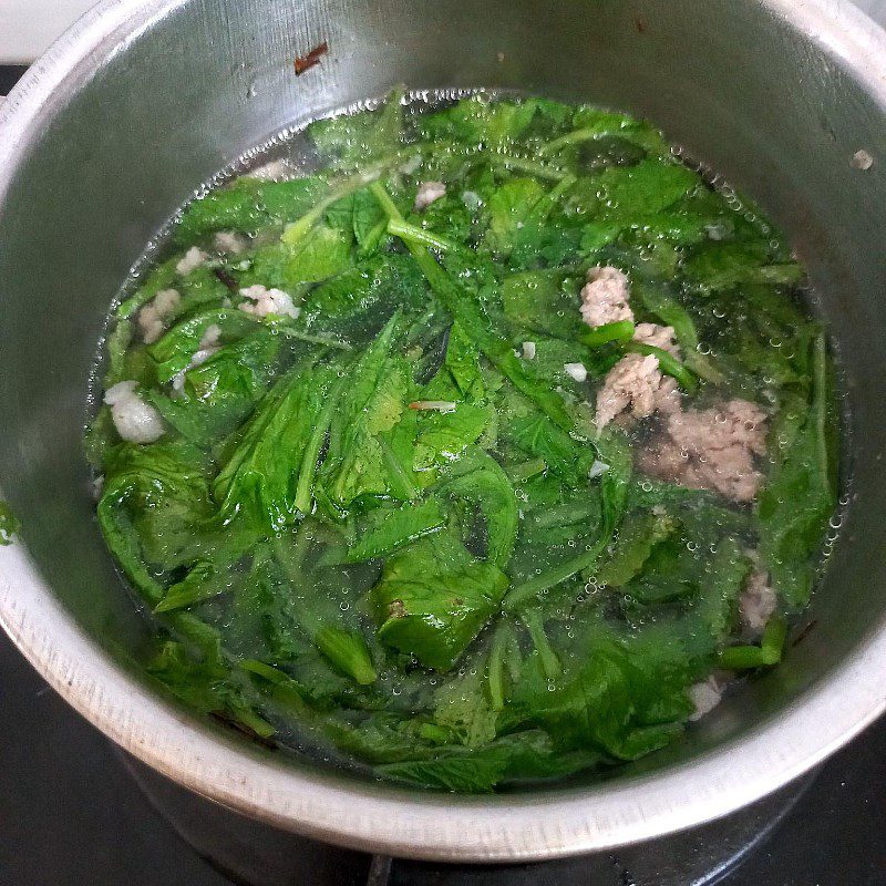 Step 4 Cooking spinach soup with minced meat