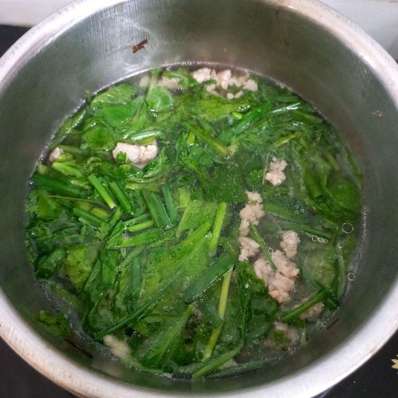 Step 4 Cooking spinach soup with minced meat