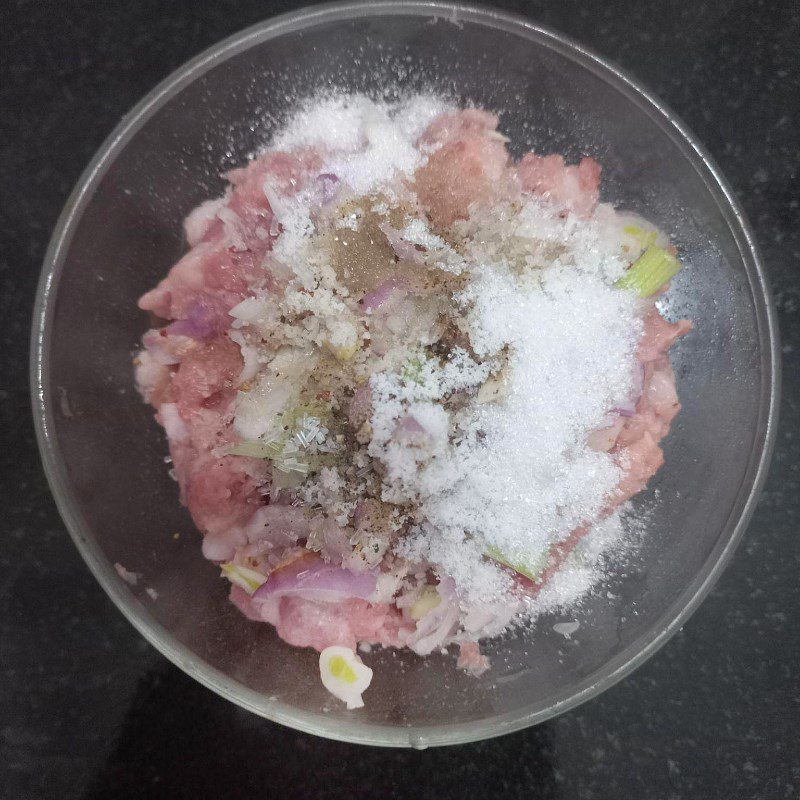 Step 3 Marinate the minced meat Green mustard soup with minced meat