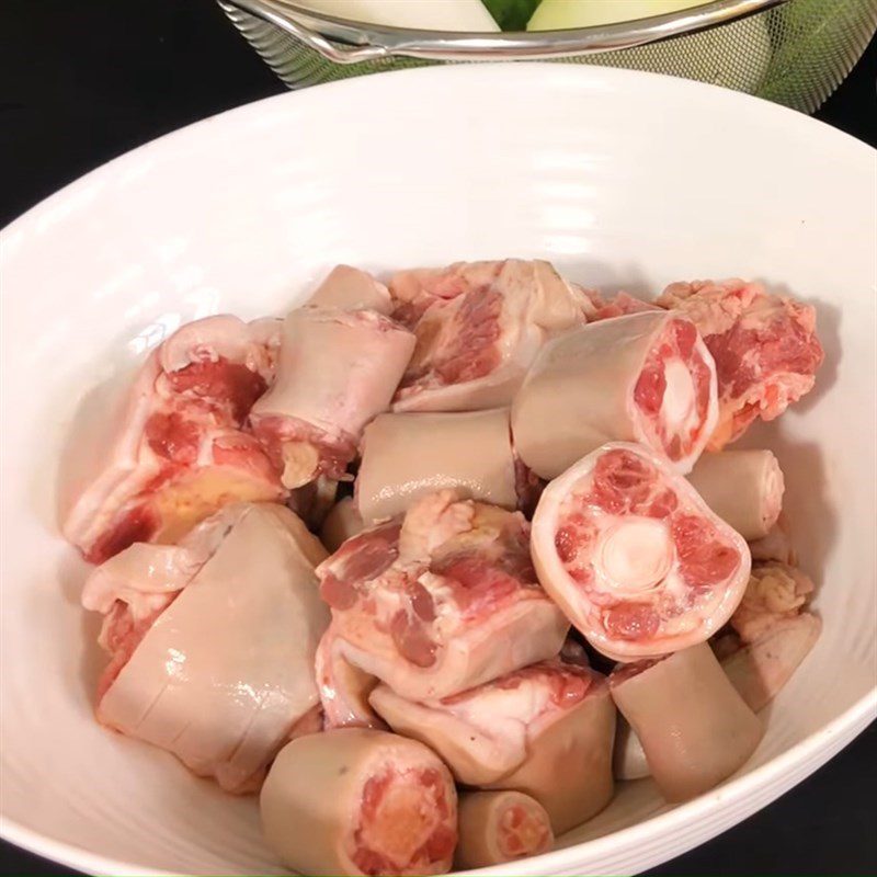 Step 1 Prepare the types of bones and meat for Da Nang Beef Noodle Soup