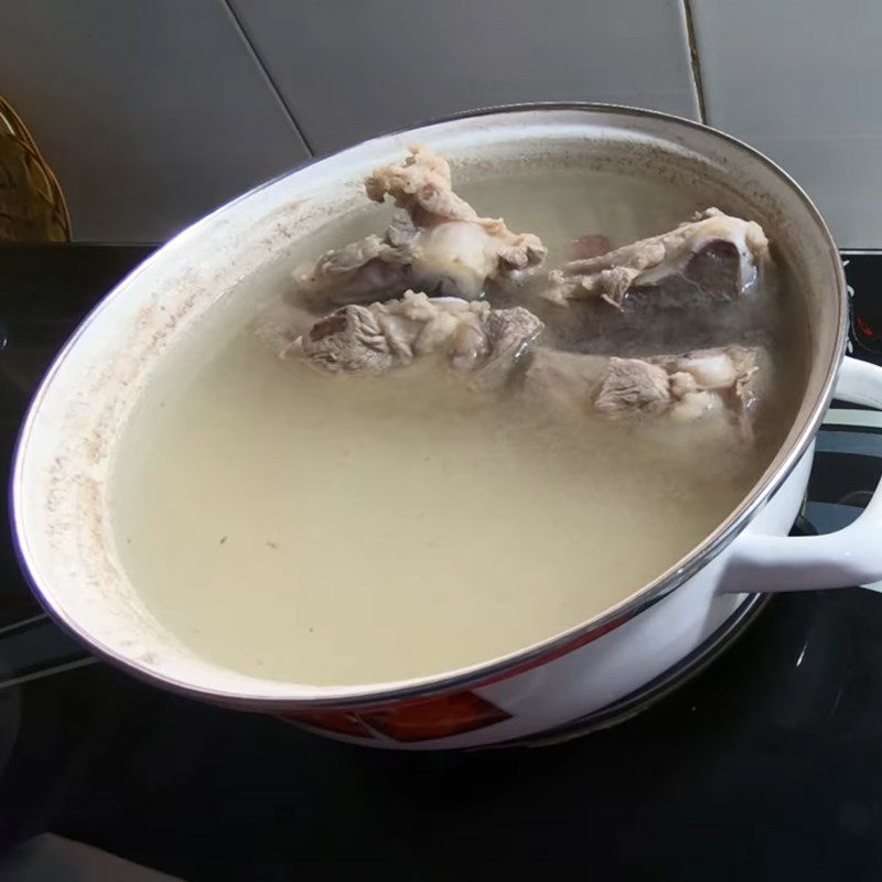 Step 2 Preparation and cooking of pork bone broth Quail egg porridge