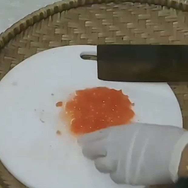 Step 1 Chop the beef and tomatoes for beef tomato porridge for babies