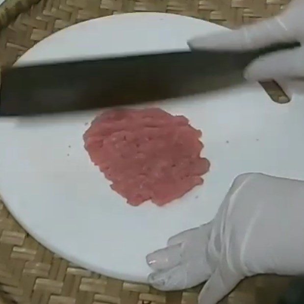 Step 1 Chop the beef and tomatoes for beef tomato porridge for babies