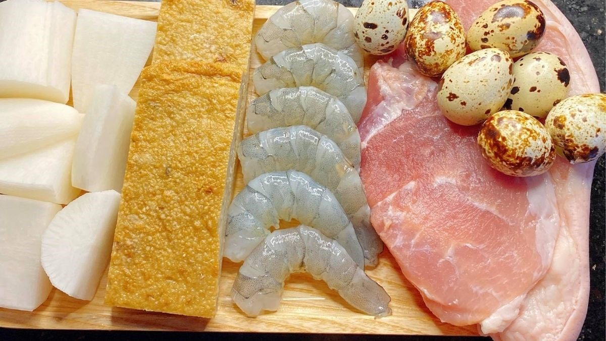 Ingredients for the dish of shrimp and meat cake