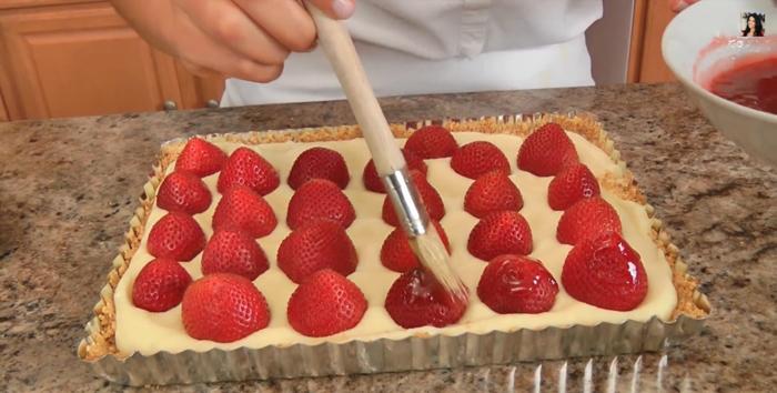 Step 4 Decoration Strawberry cake with lime avocado sauce