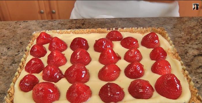 Step 4 Decoration Strawberry cake with lime avocado sauce