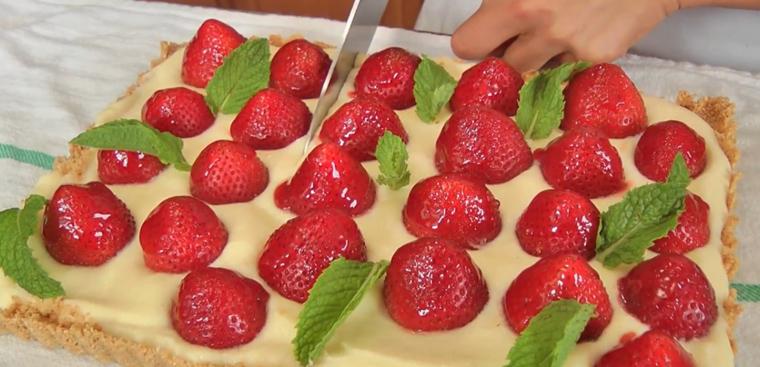 Step 5 Final product Strawberry cake with lime avocado sauce