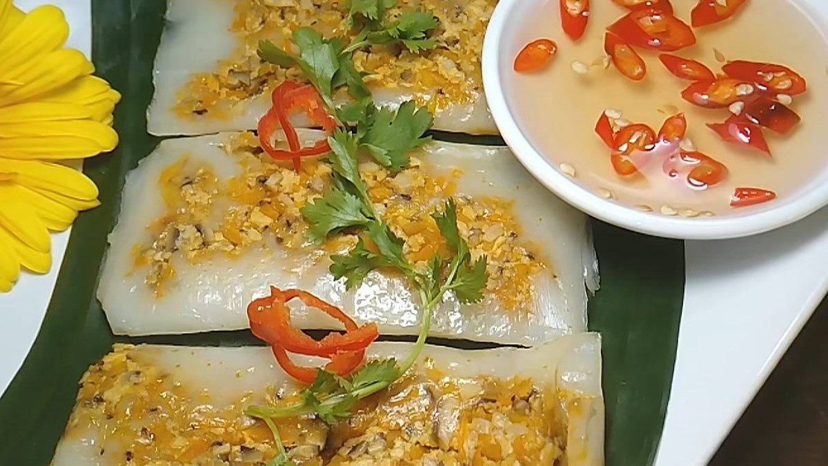 Vegetarian steamed rice cakes with mushroom filling