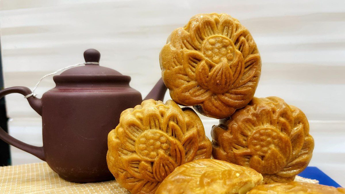 Mooncake with mung bean filling