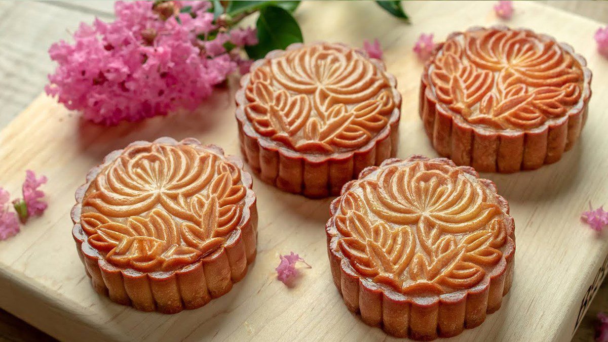 Mooncake with salted egg and mung bean filling