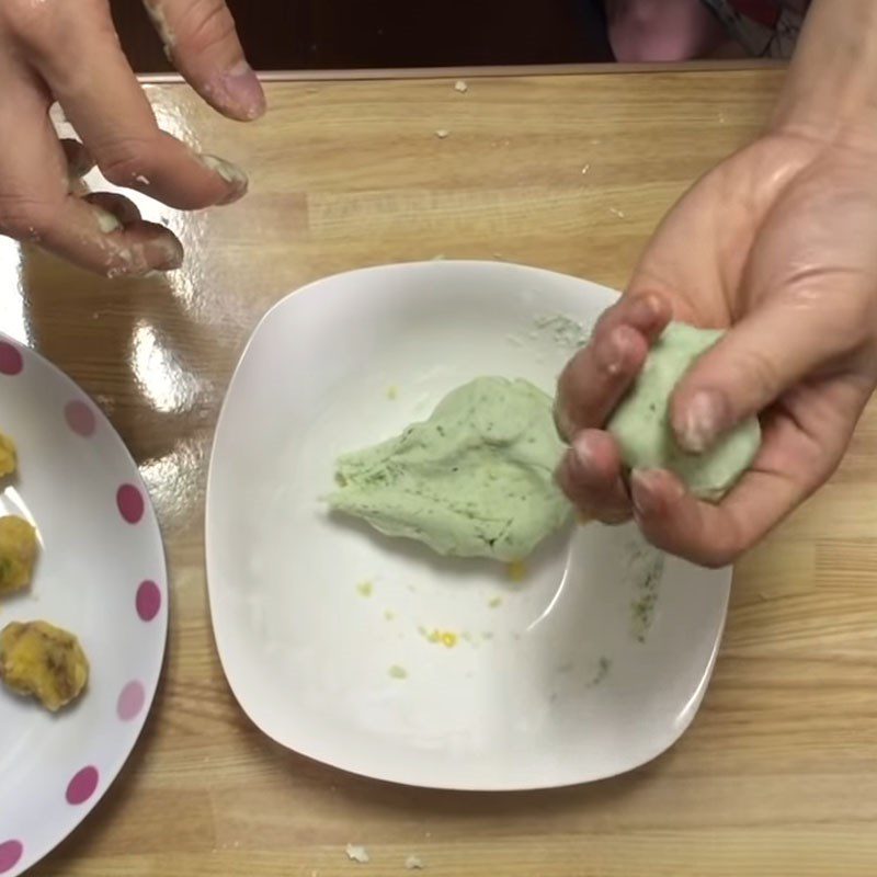 Step 6 Wrapping the bánh khúc Bánh khúc without khúc leaves