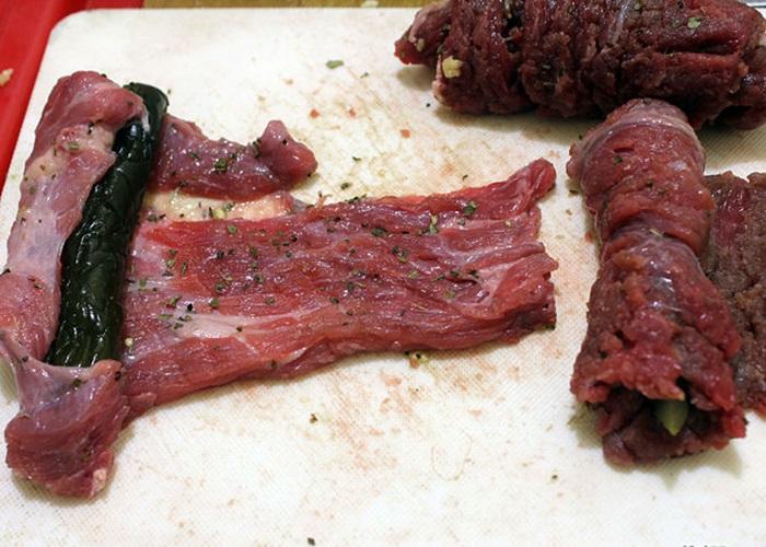 Step 2 Roll the beef for German-style beef rolls