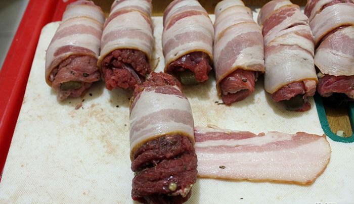 Step 2 Roll the beef for German-style beef rolls