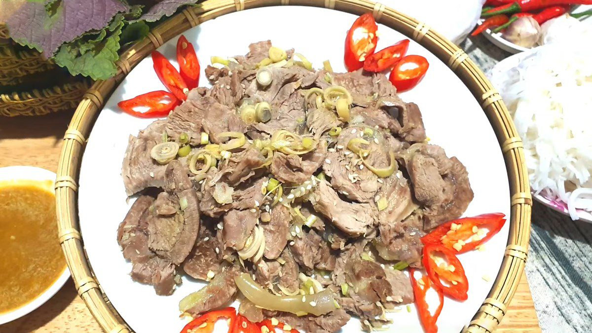 Fragrant Steamed Beef with Lemongrass