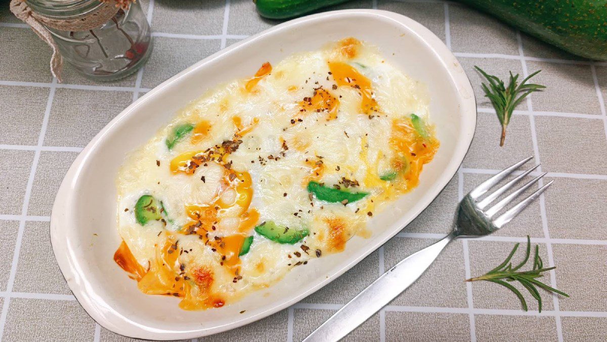 Baked Avocado with Eggs and Cheese (recipe shared by a user)