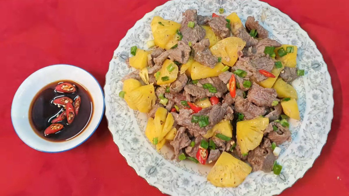 Stir-fried beef with pineapple