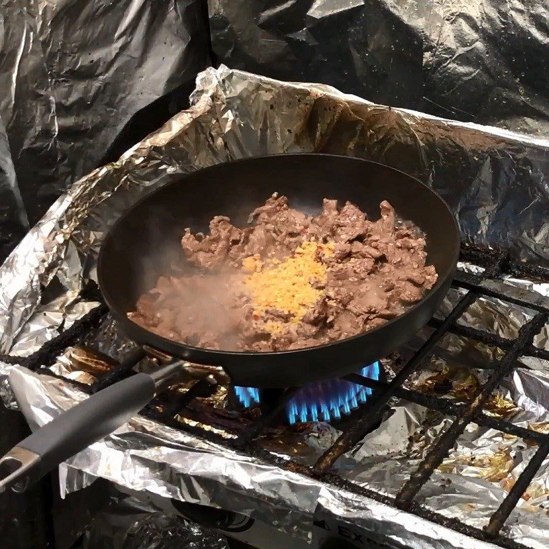 Step 2 Stir-fried beef Beef stir-fried with lemongrass and chili