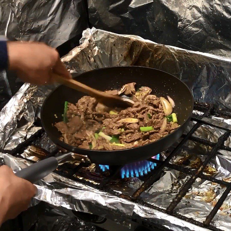 Step 2 Stir-fried beef Beef stir-fried with lemongrass and chili