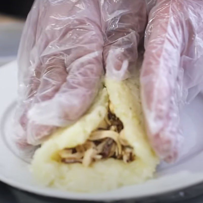 Step 4 Chicken wrapped in sticky rice Deep-fried chicken wrapped in sticky rice