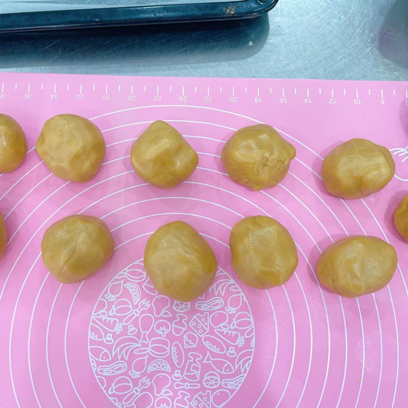 Step 4 Wrap the filling for green bean mooncake