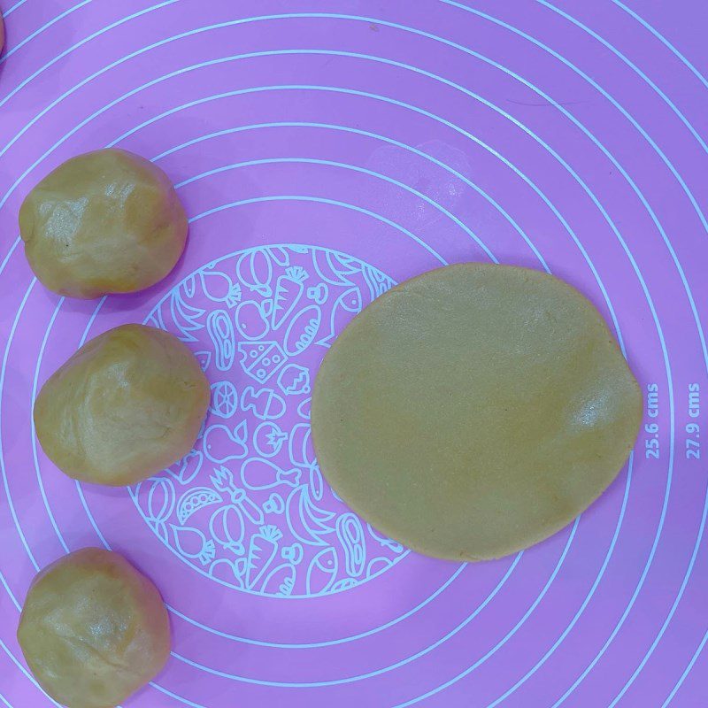 Step 4 Wrapping the Mooncake with mung bean filling