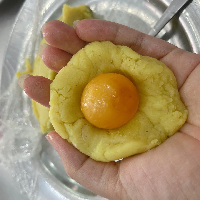 Step 4 Wrapping the Mooncake with mung bean filling