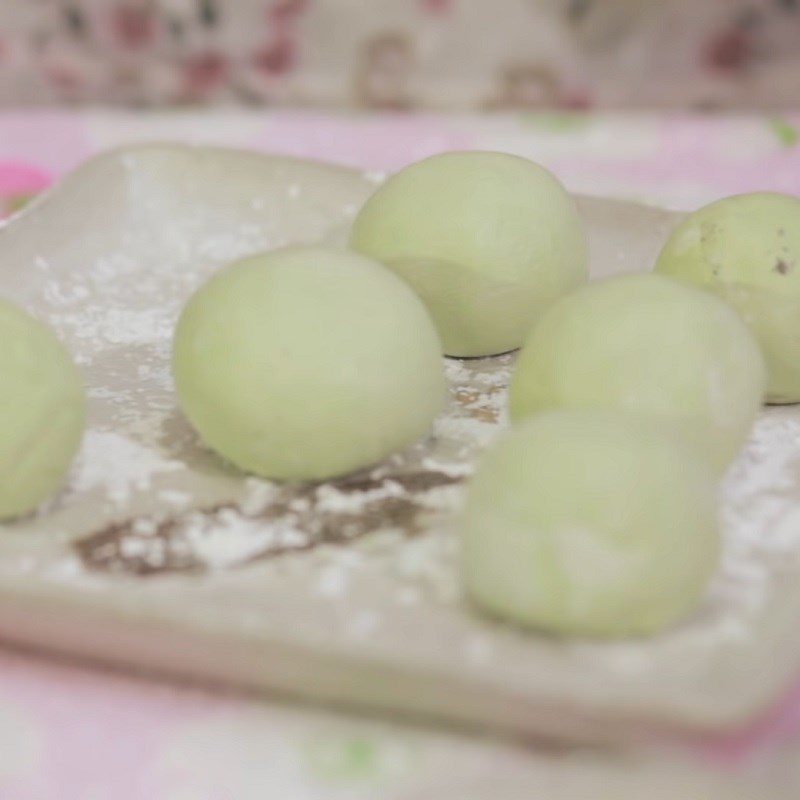 Step 4 Wrapping the filling Green tea floating cake with black sesame filling