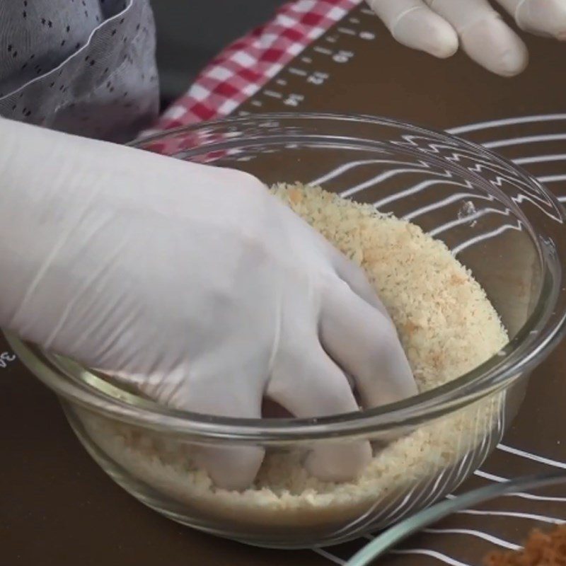 Step 4 Wrap the filling and roll in breadcrumbs Taro floss salted egg fried