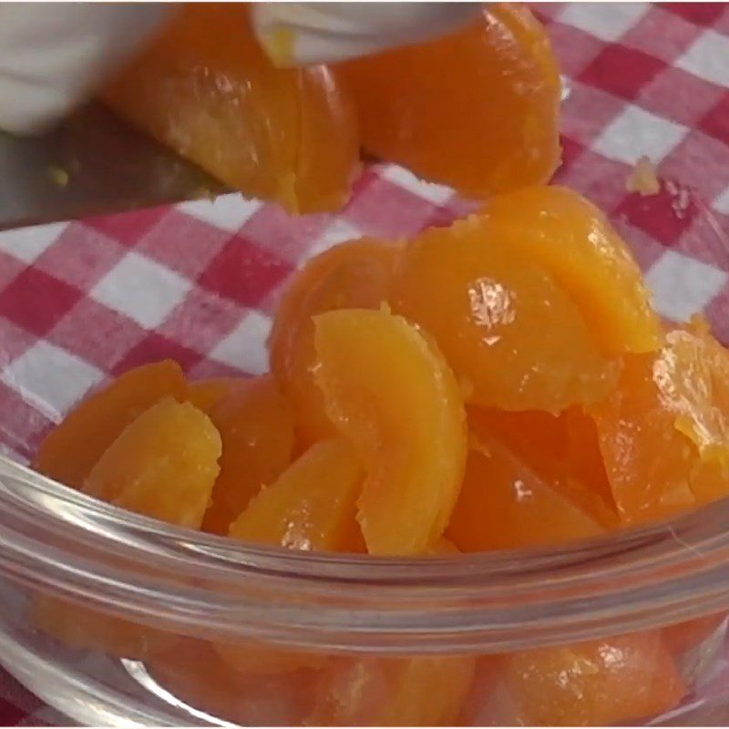 Step 4 Wrapping the cake filling and rolling in breadcrumbs Sweet potato with salted egg floss fried