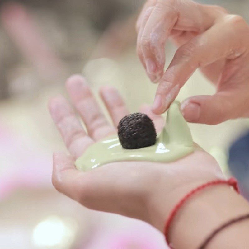 Step 4 Wrapping the filling Green tea floating cake with black sesame filling