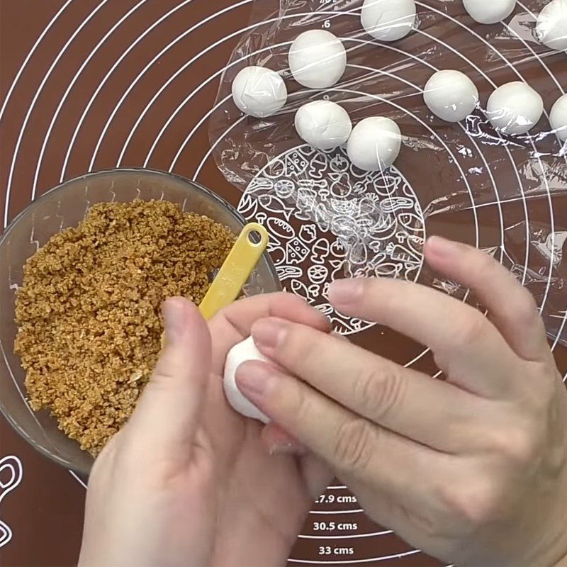 Step 4 Wrap the peanut filling for the floating cake