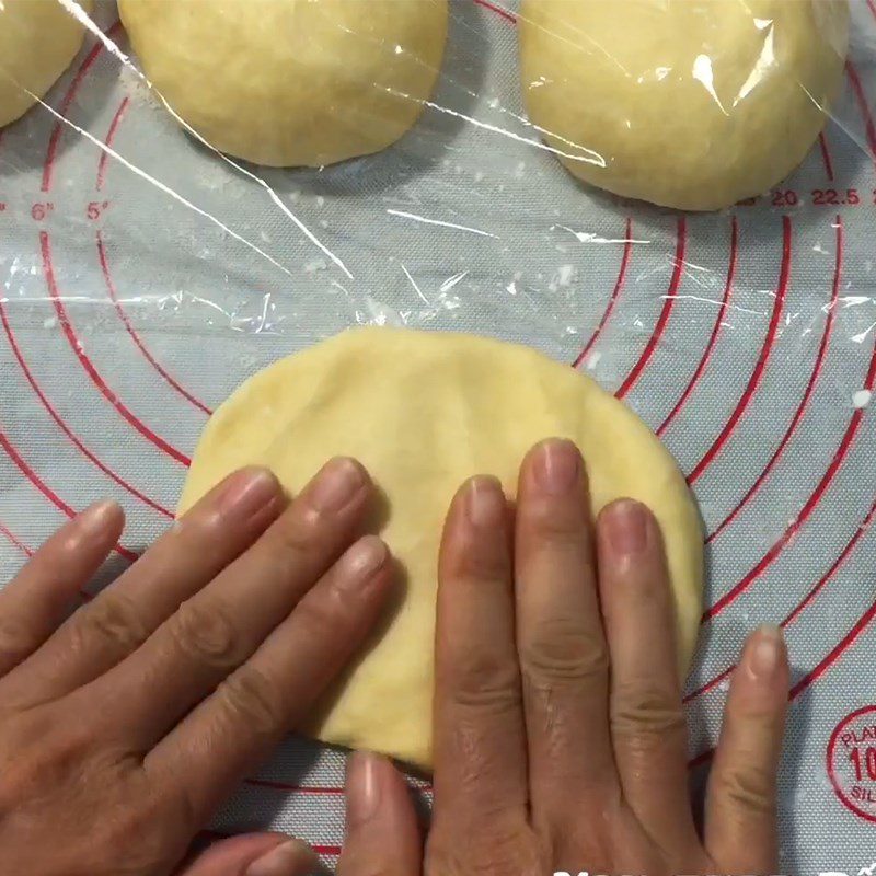 Step 6 Wrap the pineapple filling Pineapple stuffed steamed bread