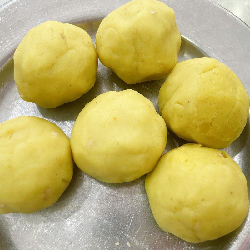 Step 4 Wrapping the Mooncake with mung bean filling