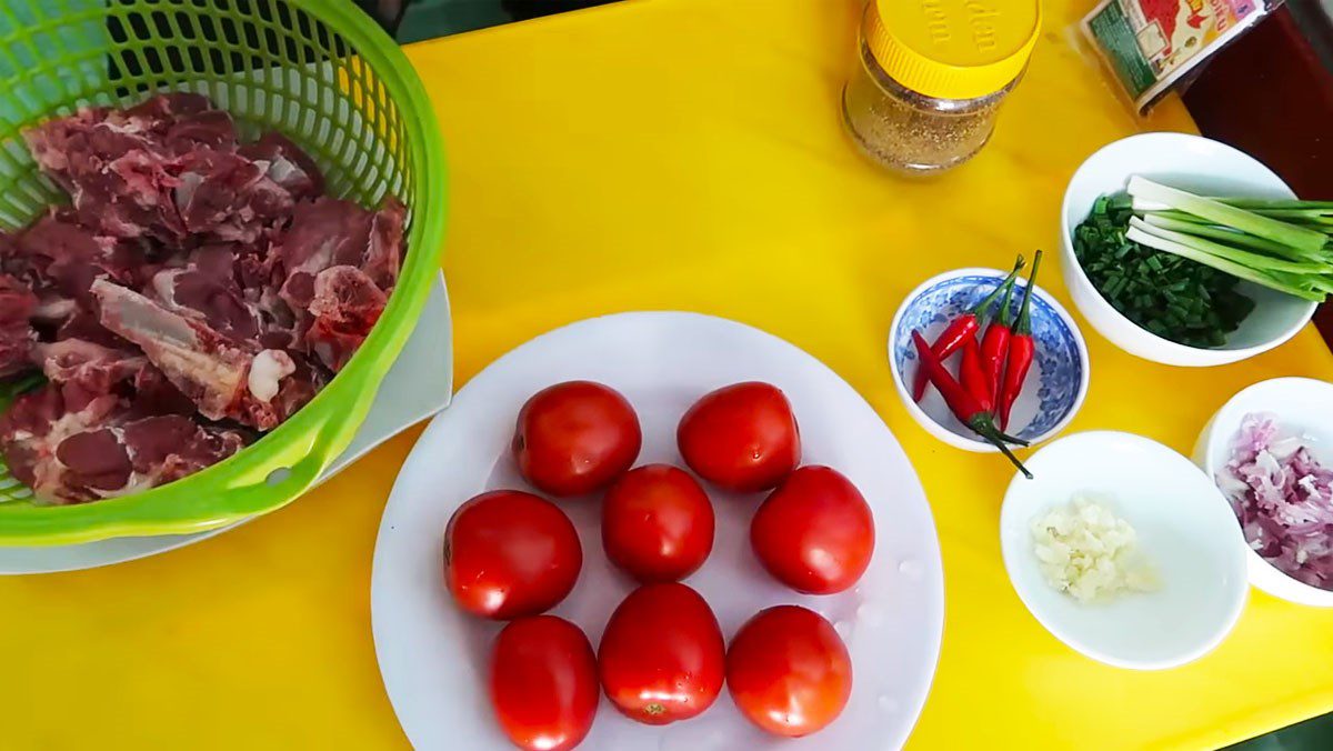 Ingredients for the dish of pork bone and tomato noodle soup