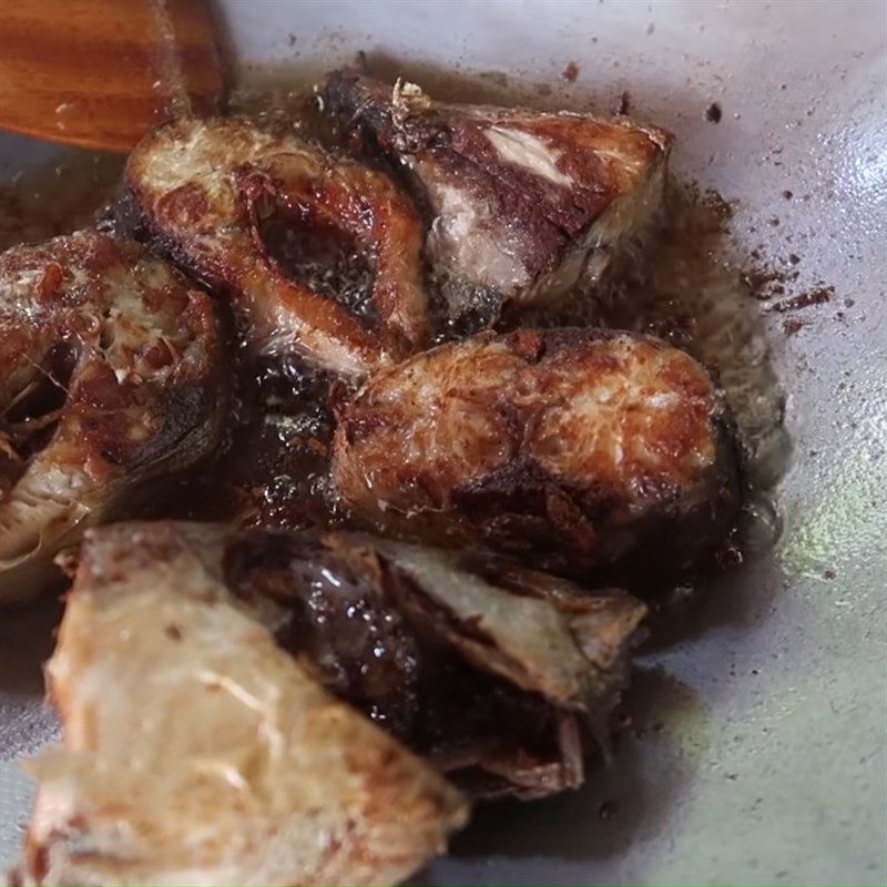 Step 3 Fry the fish Fried Pomfret with Tomato Sauce