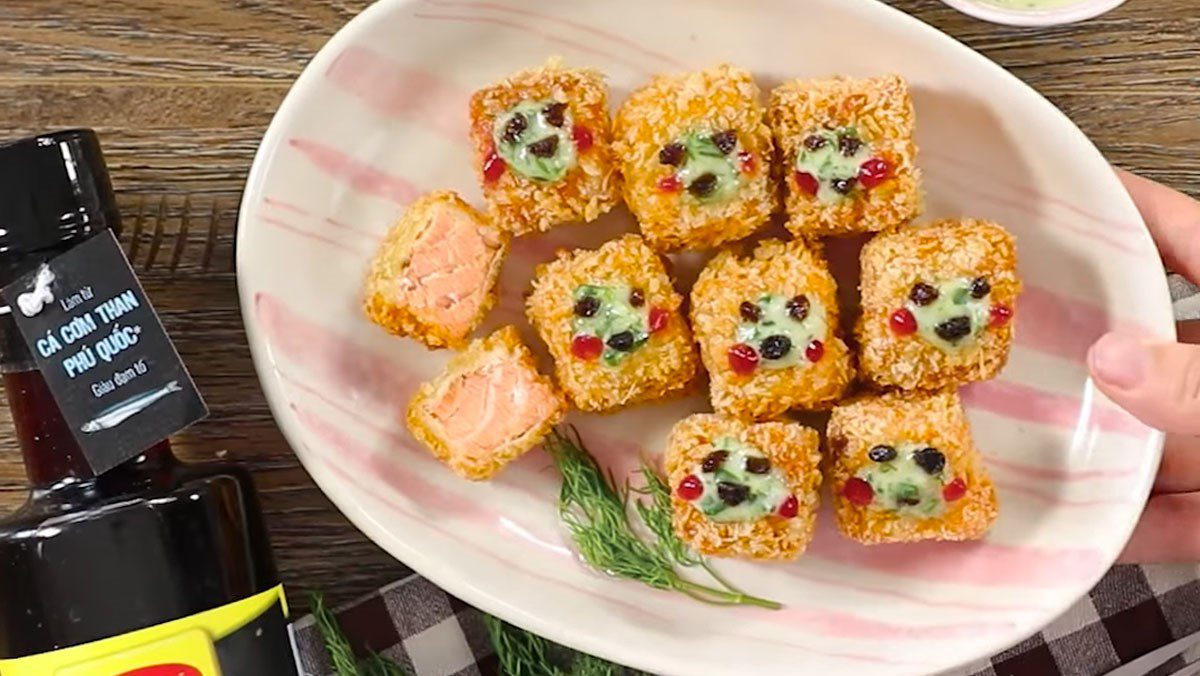 Crispy fried salmon with cilantro and dill sauce