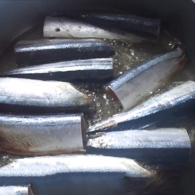 Step 3 Fry the fish Braised fish with galangal