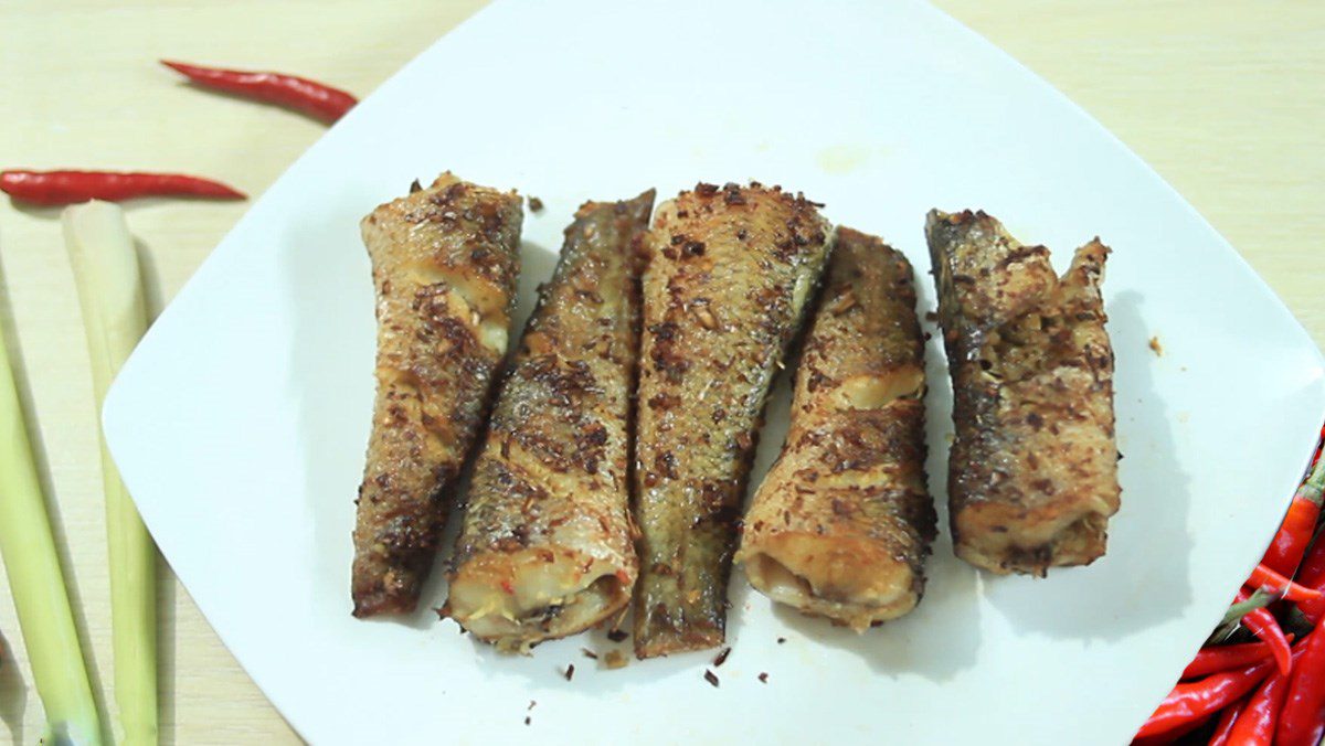 Fried Snakehead Fish with Lemongrass and Chili