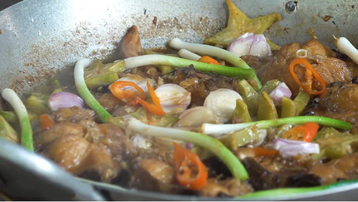 Fish Braised with Starfruit