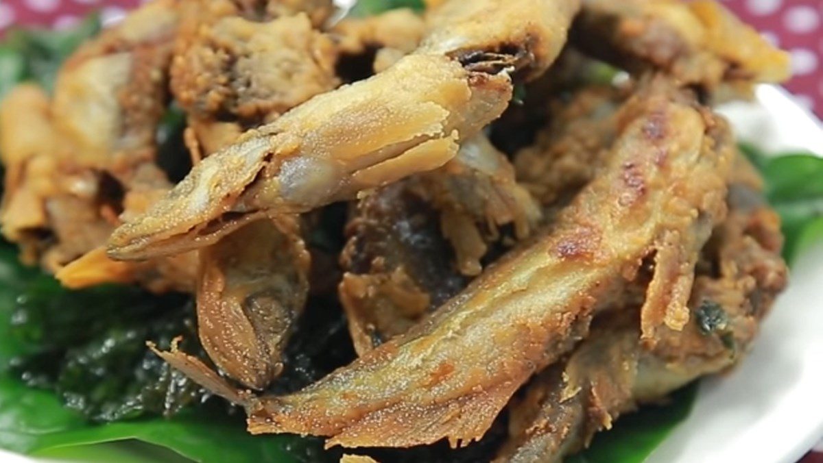 4 ways to make delicious fried fish eggs with sesame, salted egg, fish sauce, and Vietnamese curry leaf 31 Fried fish roe with betel leaves