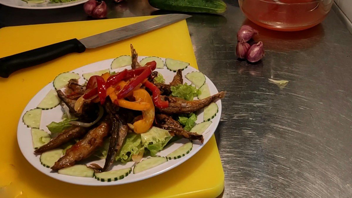 4 ways to make delicious fried fish eggs with sesame, salted egg, fish sauce, and Vietnamese curry leaf 43 Fried Fish with Fish Sauce