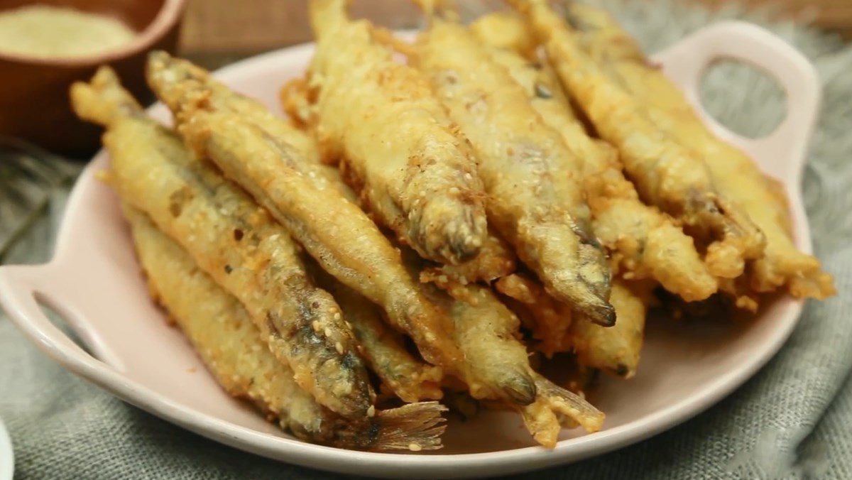 4 ways to make delicious fried fish eggs with sesame, salted egg, fish sauce, and Vietnamese curry leaf 2 Fried fish roe with sesame