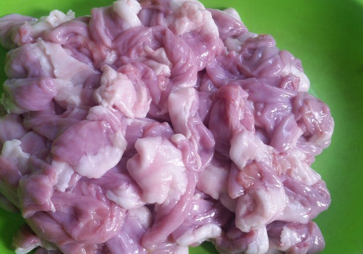 Step 1 Prepare the ingredients Grilled pig intestines with satay
