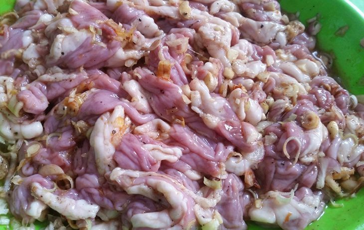Step 2 Marinate the intestines Grilled pig intestines with satay