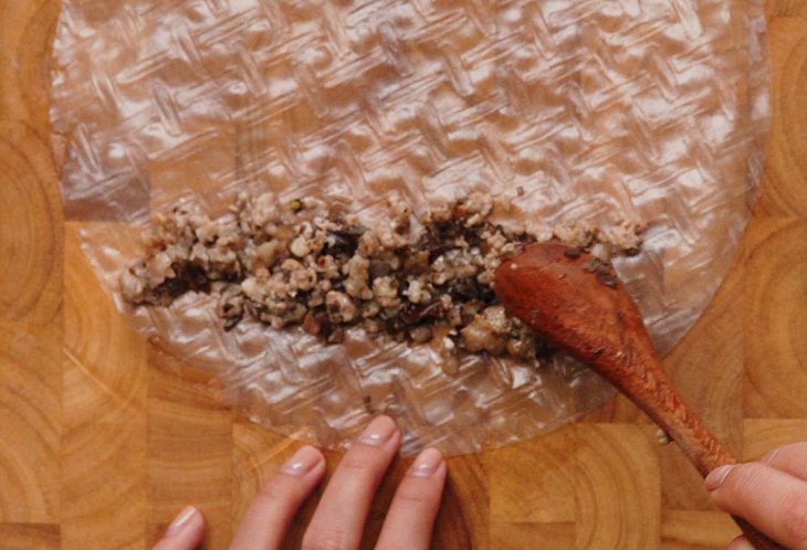 Step 4 Rolling the rice paper and steaming it Rice rolls without mixing flour, using a steamer