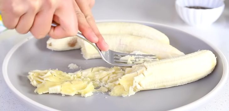 Step 1 Mash the bananas Banana yogurt oatmeal bread